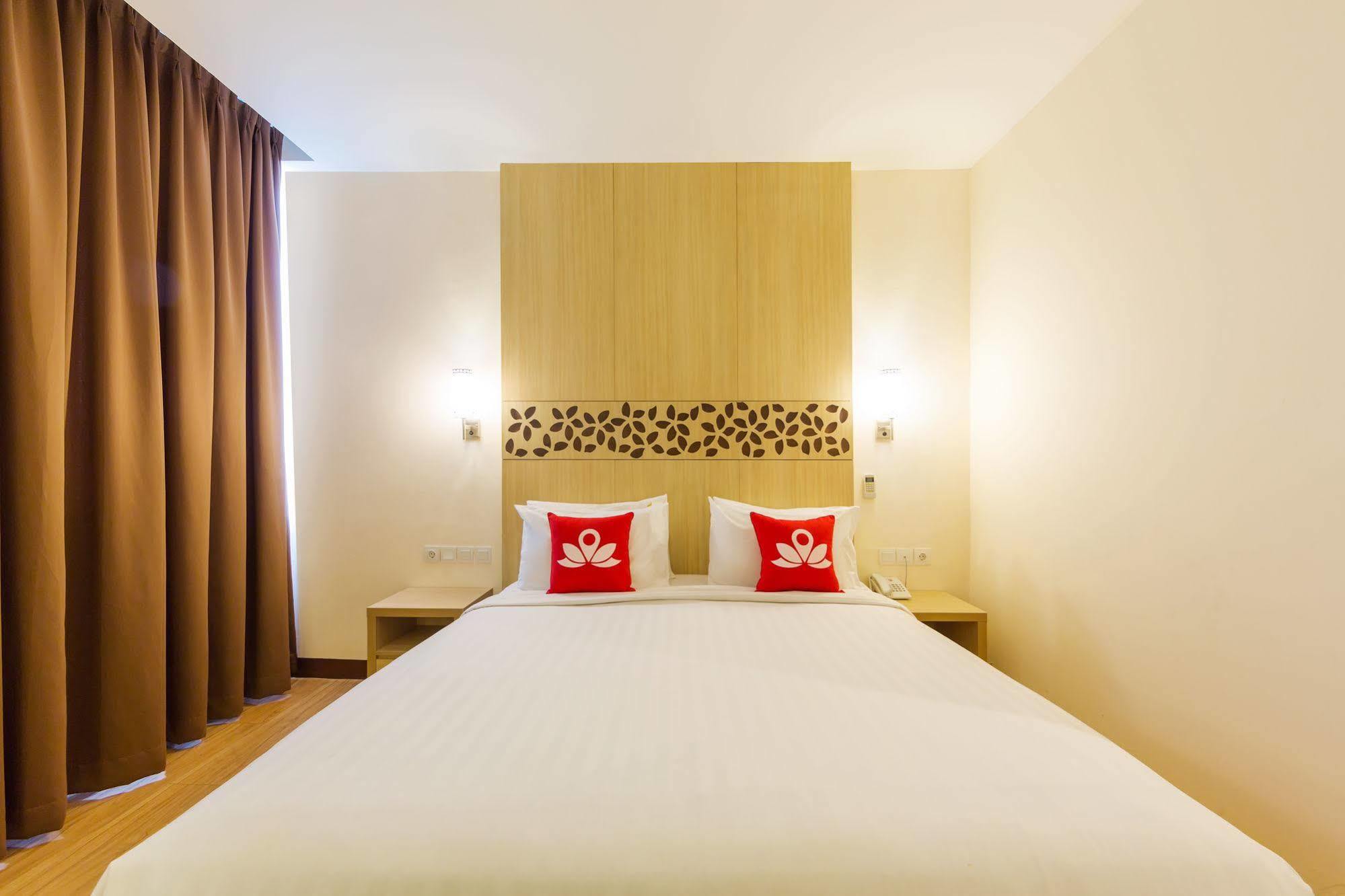 Zen Rooms Kuta Tuban Suites Екстериор снимка