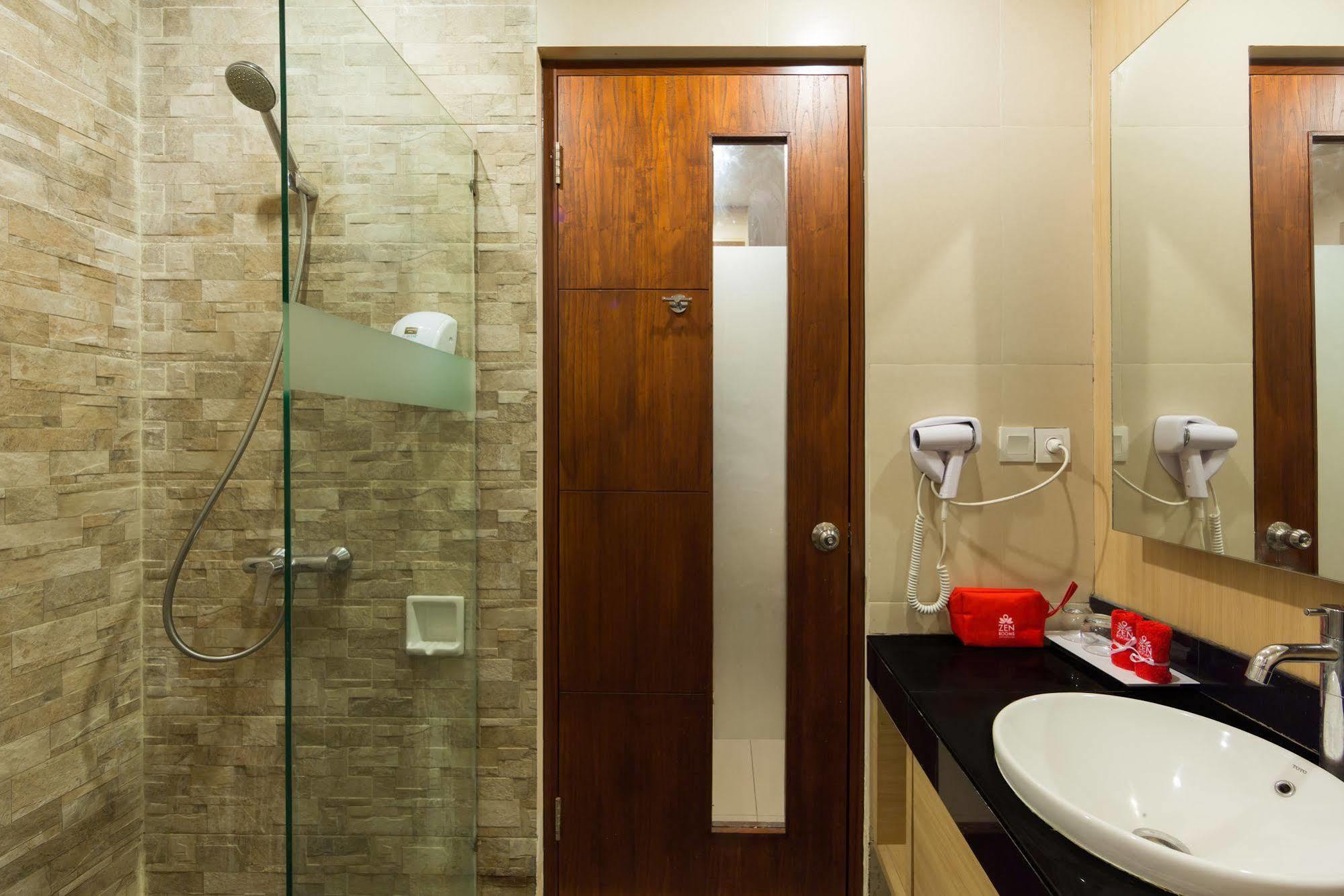 Zen Rooms Kuta Tuban Suites Екстериор снимка