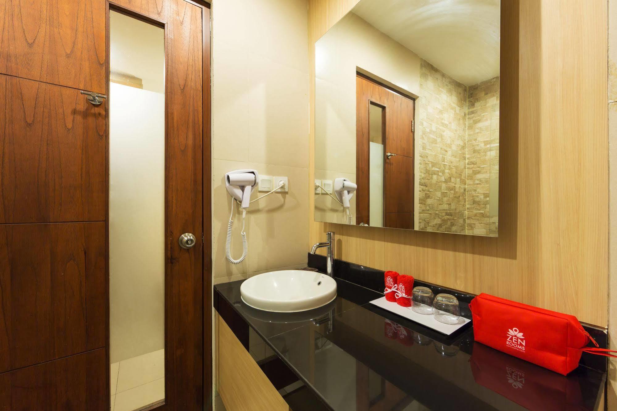 Zen Rooms Kuta Tuban Suites Екстериор снимка