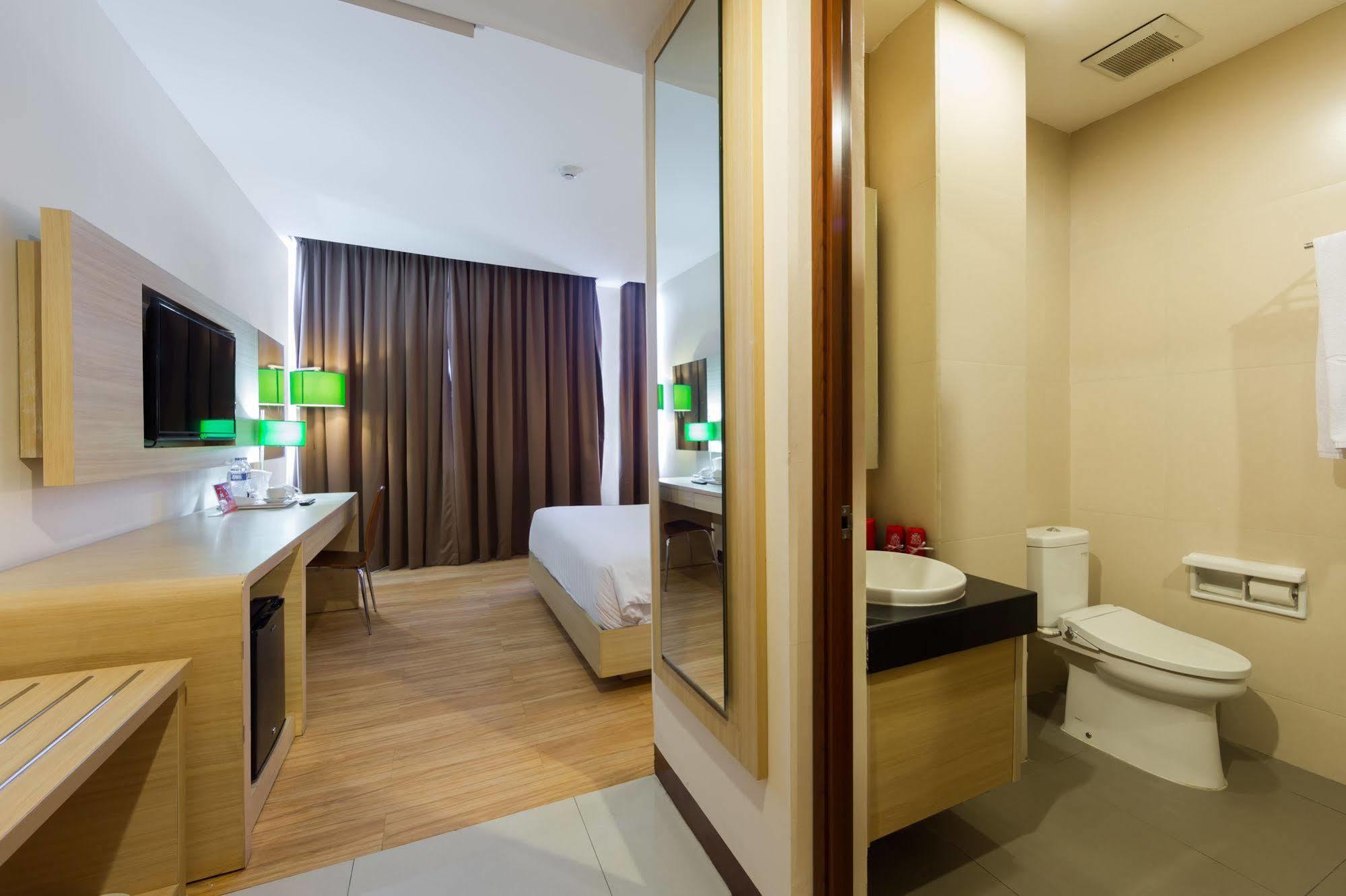 Zen Rooms Kuta Tuban Suites Екстериор снимка