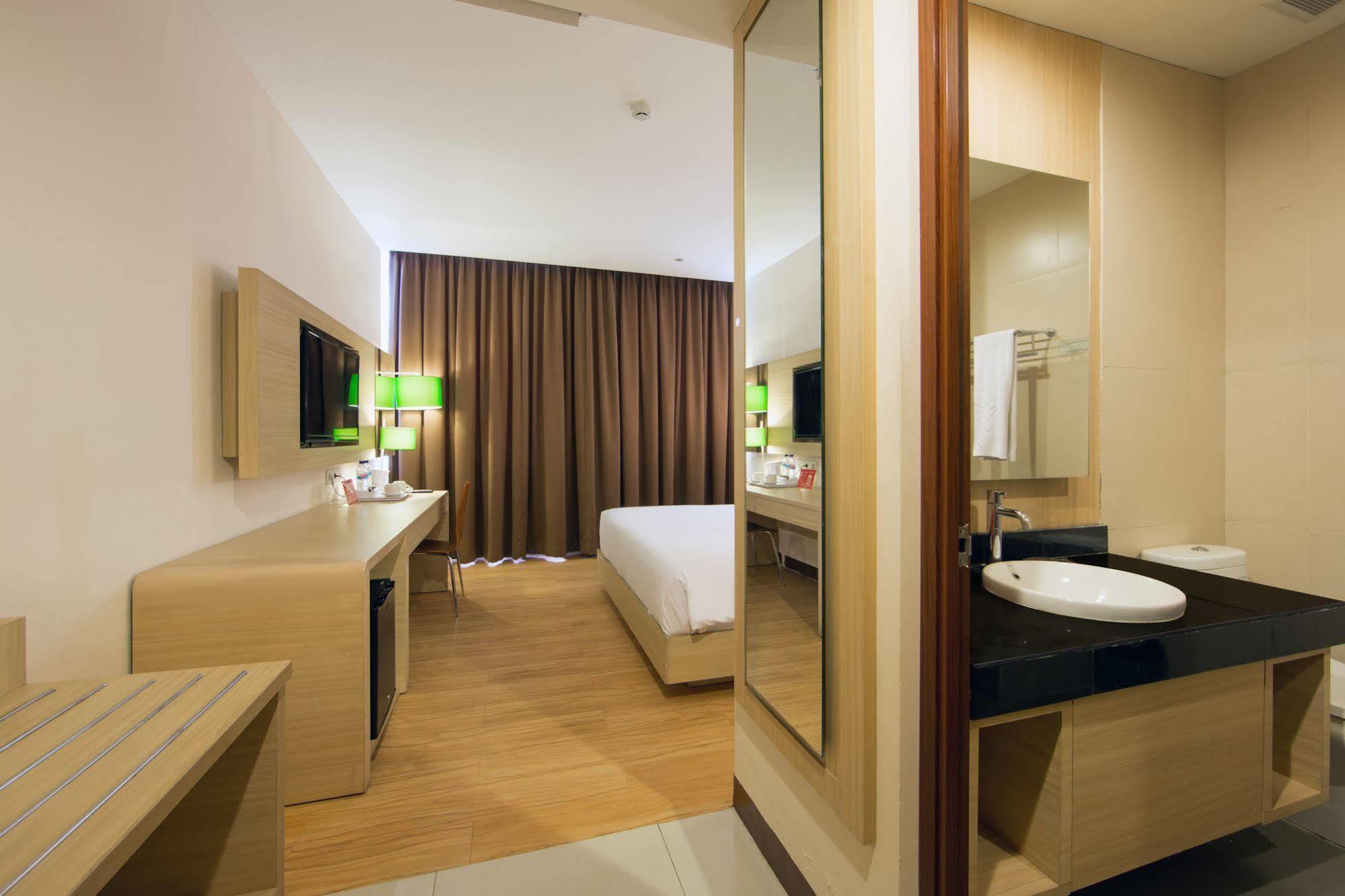 Zen Rooms Kuta Tuban Suites Екстериор снимка