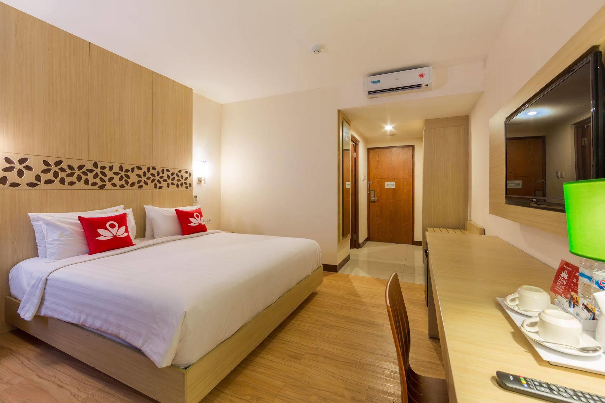Zen Rooms Kuta Tuban Suites Екстериор снимка
