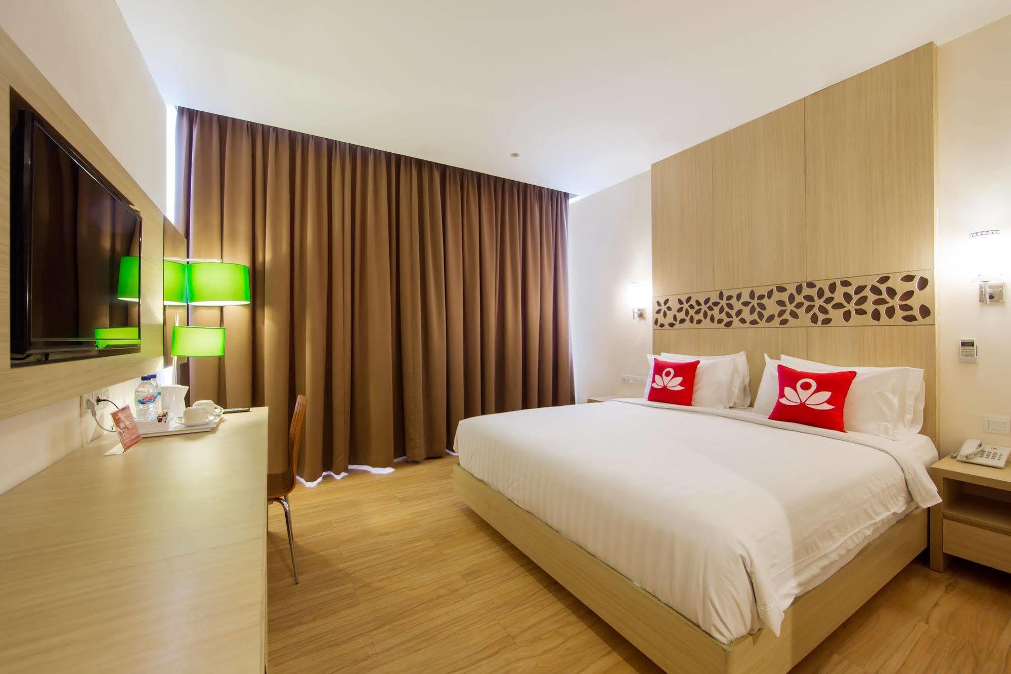 Zen Rooms Kuta Tuban Suites Екстериор снимка